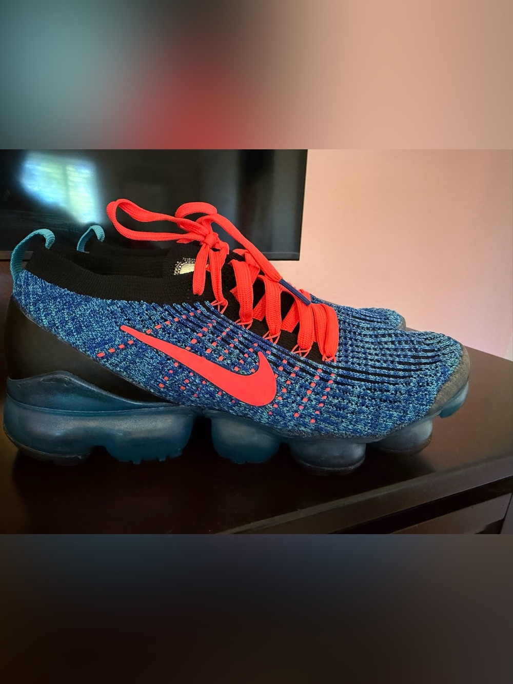 Nike Vapormax Flyknit Sneakers w/Bright Neon Accents. Men size 7/ Women size 8.5